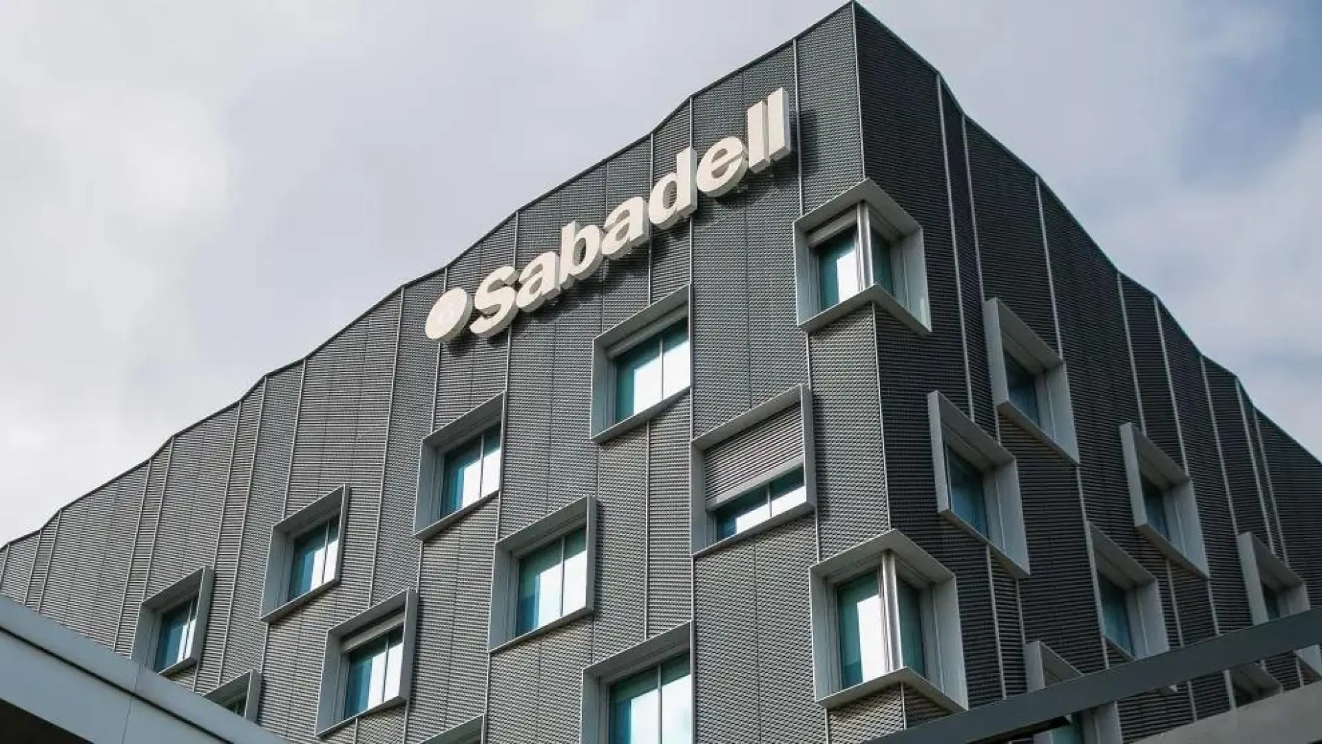 El francés BPCE cierra un acuerdo amistoso con Banco Sabadell para adquirir el 7% de su capital