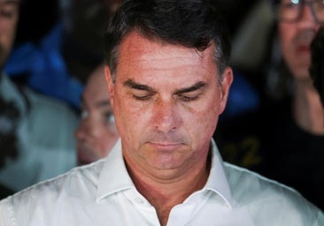 Flávio Bolsonaro viaja a Ecuador antes de ir a EE.UU. tras huir de Brasil a través de la frontera argentina