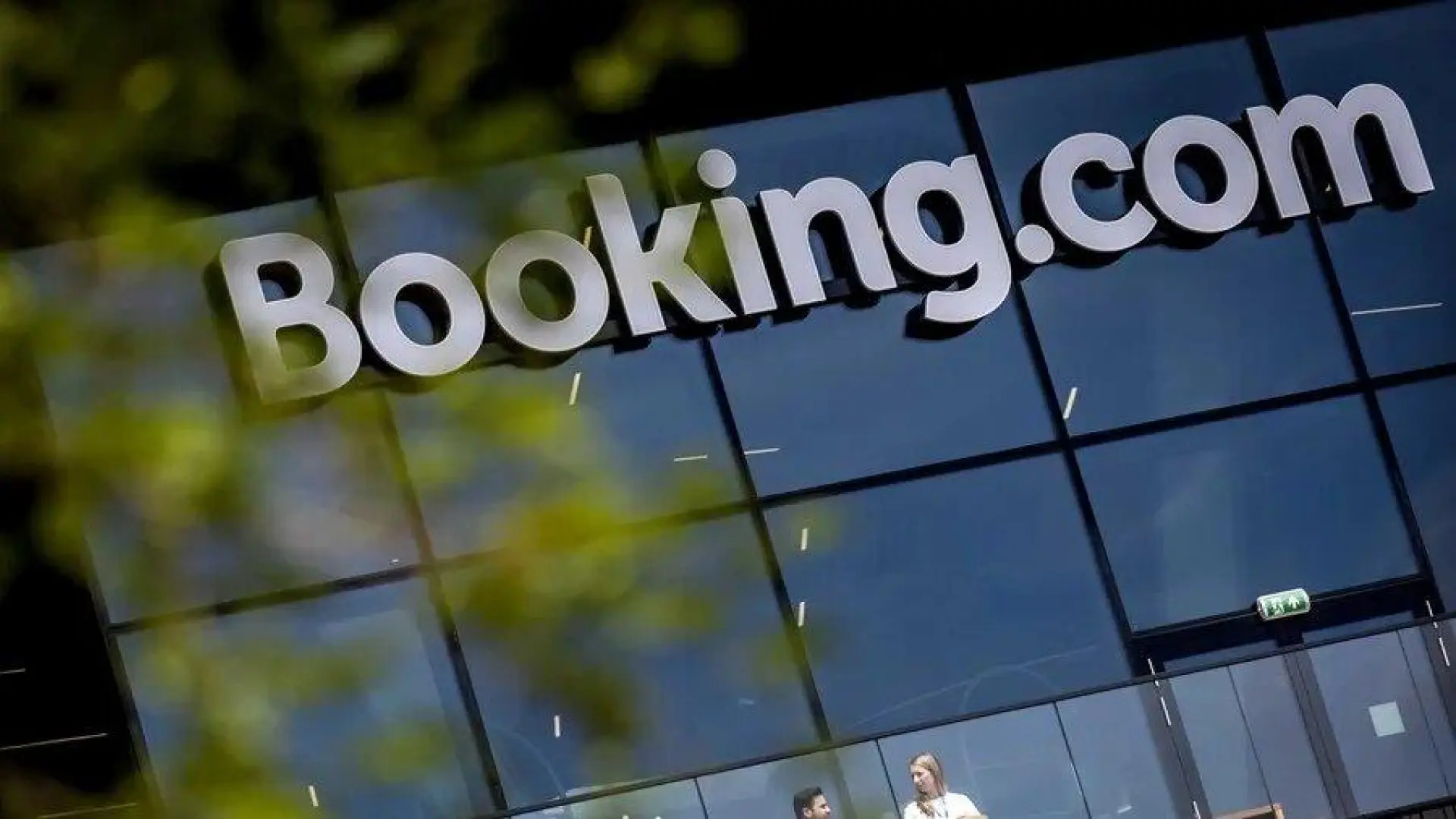Bruselas expedienta a Booking por no combatir el 'phishing' y los anuncios fraudulentos