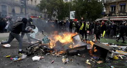 Macron rechaza la dimisión de su ministro de Interior a pesar de los graves disturbios que azotan a toda Francia