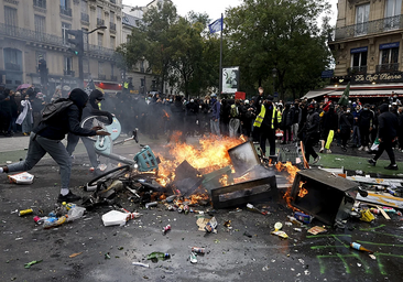 Macron rechaza la dimisión de su ministro de Interior a pesar de los graves disturbios que azotan a toda Francia