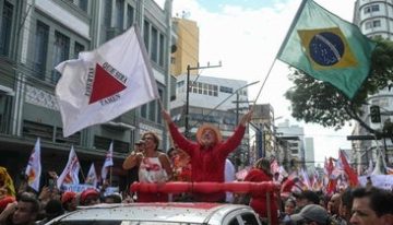 Miles de brasileños salen a las calles a siete días de la segunda vuelta presidencial más reñida de su historia
