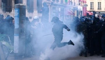 Los profesores franceses, entre la espada de las protestas y la pared del Gobierno