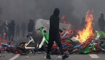 De 11 años y con «ganas de hacer ruido»: así es Yousef, el manifestante más joven de los disturbios de Milán