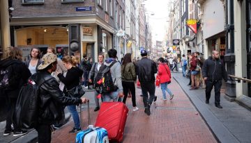 En su intento desesperado por frenar el turismo, Ámsterdam ha decidido ir un paso más allá: prohibir construir nuevos hoteles