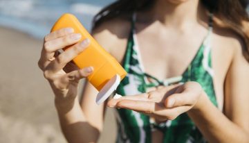 Nueva propuesta de Mónica García: crema solar gratis en lugares públicos para reducir la incidencia de cáncer de piel