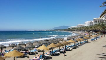 Hay ciudades españolas intentando blindar sus playas del pis de los bañistas. Marbella ilustra que no lo tienen fácil
