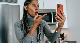 Llevamos años achacando el estrés y la ansiedad al móvil. Apple quiere concienciarnos de lo contrario
