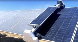Paneles solares que limpian a otros paneles solares: la industria fotovoltaica ha entrado en su fase autorreplicante