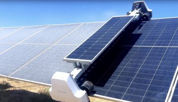 Paneles solares que limpian a otros paneles solares: la industria fotovoltaica ha entrado en su fase autorreplicante