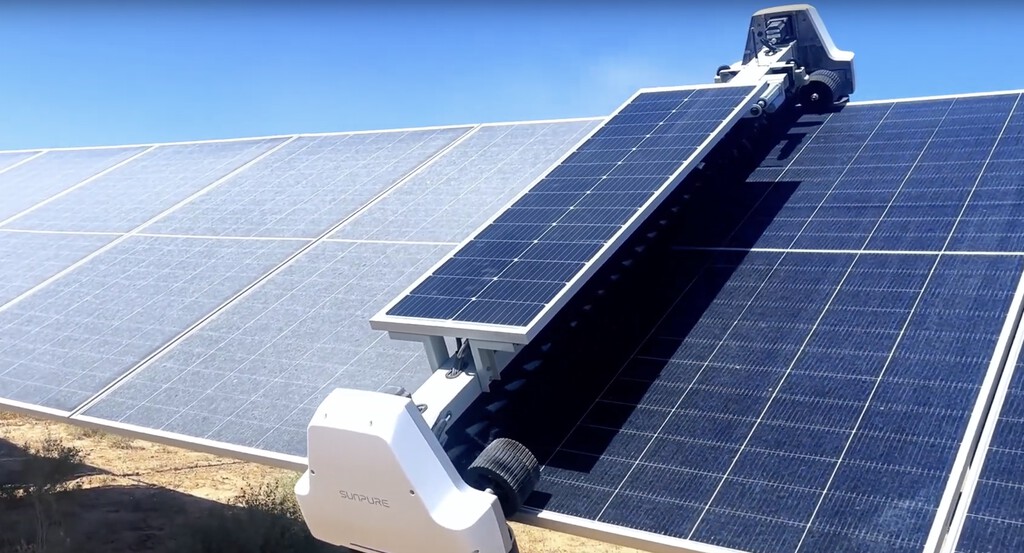 Paneles solares que limpian a otros paneles solares: la industria fotovoltaica ha entrado en su fase autorreplicante