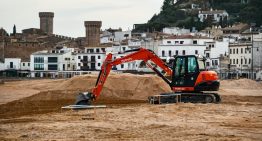 Solo hay algo más abundante que los turistas en las playas españolas: las algas asiáticas se están convirtiendo en un enorme problema
