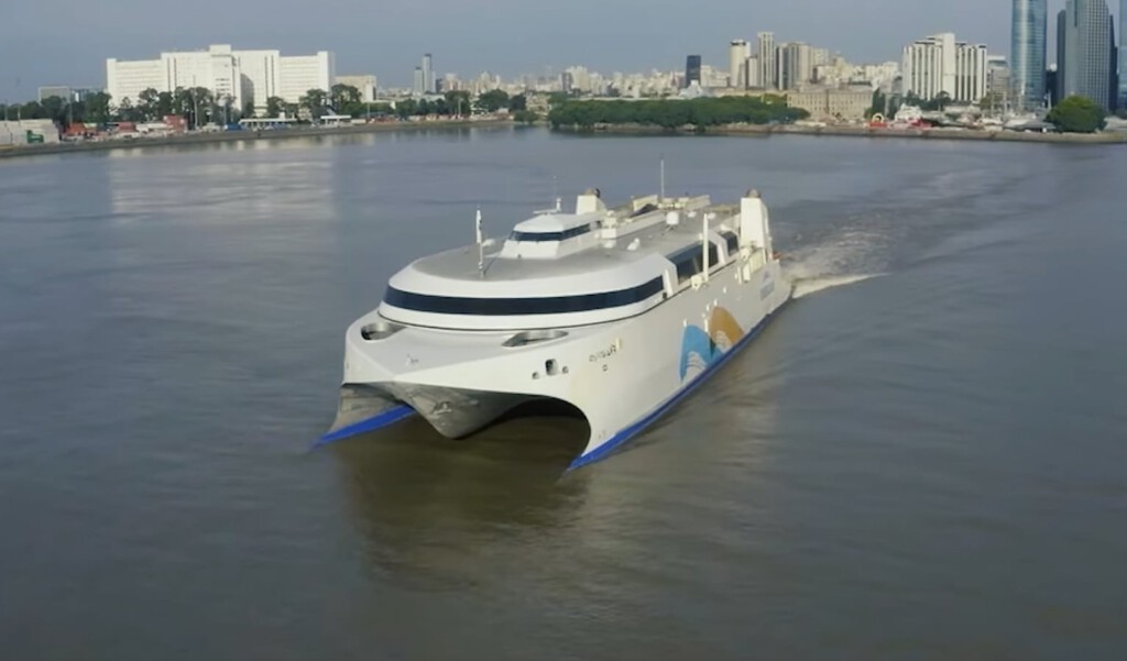 Latinoamérica ya tiene el ferry eléctrico más grande del mundo: 130 metros con baterías que equivalen a 550 Model Y 
