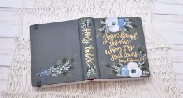 La Biblia siempre fue el libro más sagrado. Los jóvenes cristianos la están llenando de post-its, subrayados y fundas cuquis
