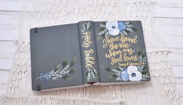 La Biblia siempre fue el libro más sagrado. Los jóvenes cristianos la están llenando de post-its, subrayados y fundas cuquis