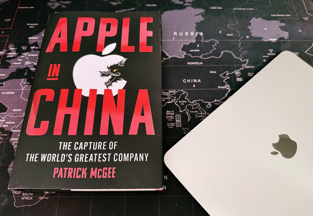 "Tim Cook ha llevado a Apple al corazón de la guerra comercial" y este libro argumenta hasta qué punto