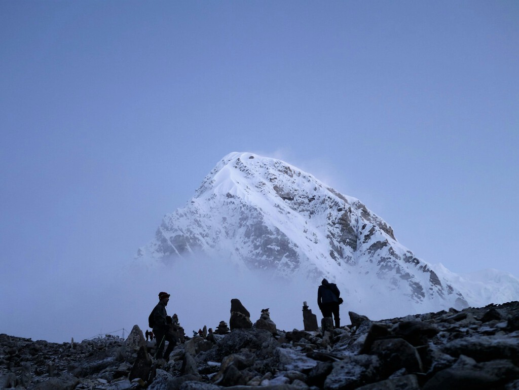 Unos montañeros quieren subir el Everest desde Londres en siete días. Hay polémica porque hay "truco": gas xenón