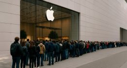 Un hombre cobra 38 dólares la hora por hacer fila. Ha ganado tanto con el lanzamiento de cada iPhone que ahora tiene un imperio millonario