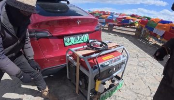 El dueño de un Tesla Model Y se propuso llegar hasta el Everest con su coche eléctrico. Y tuvo una gran idea llamada gasolina