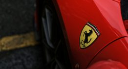 Ferrari nunca pondrá pegatinas en sus superdeportivos: pinta a mano cada escudo de sus coches y lo cobra como un extra