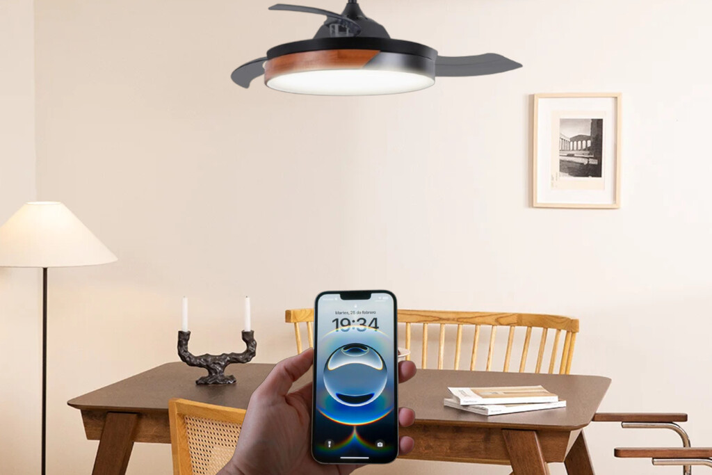 Si voy a comprar un ventilador de techo, que al menos lo pueda utilizar con el iPhone. Este tiene aspas retráctiles y luz LED 