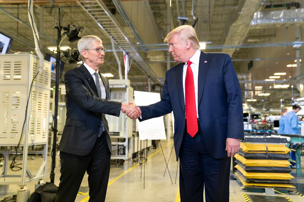 La apuesta de Tim Cook por India empieza a pasarle factura: el presidente de EEUU acaba de lanzar un aviso claro a Apple