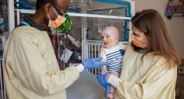 Un bebé con una enfermedad rara e incurable logra salvarse tras recibir una terapia de edición genética creada para él: «Es un milagro científico»