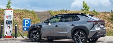Mientras el mundo vive una carrera vertiginosa por el coche eléctrico, Japón va a su propio ritmo: el dilema del innovador
