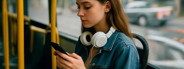 Escuchar música por los altavoces del iPhone suena a latón, molesta a la gente y ahora tenemos otro argumento para dejar de hacerlo: ya se multa en otros países