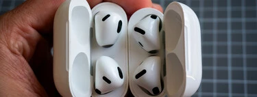 Apple ha publicado la guía definitiva para limpiar los AirPods. No es nada fácil