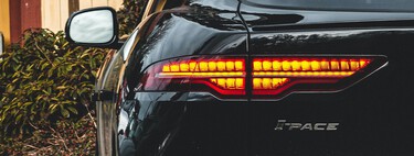 El coche eléctrico frena sin necesidad de pisar el pedal de freno. Hora de repensar las luces traseras 
