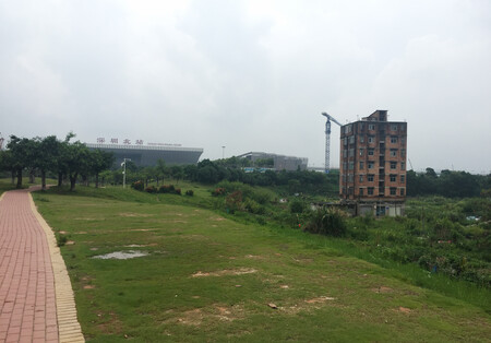 Nail House Near Shenzhenbei Railway Station 20160812144108
