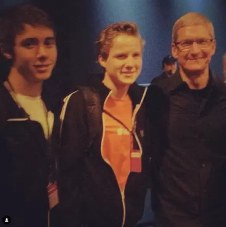 William LeGate (a la izquierda) y Tim Cook