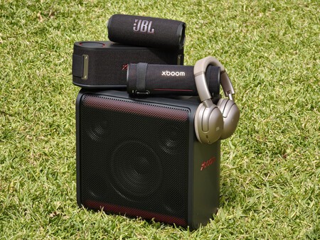 Todos estos altavoces y auriculares se entienden entre sí | Imagen: Xataka