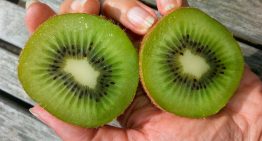 Durante años pelamos frutas por costumbre. Parece que estábamos tirando lo mejor según la ciencia