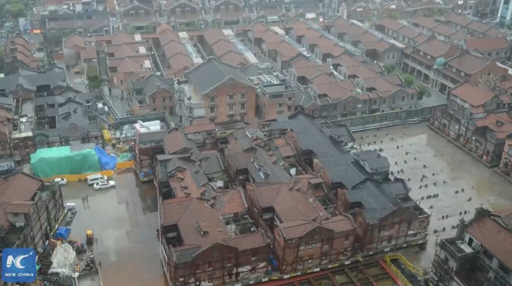 China está moviendo bloques de edificios enteros a la vez para construir debajo. ¿Por qué? Porque puede