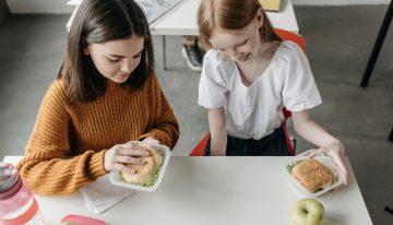 La clave para evitar la obesidad entre los niños: medir exactamente la hora a la que comen, según unos científicos