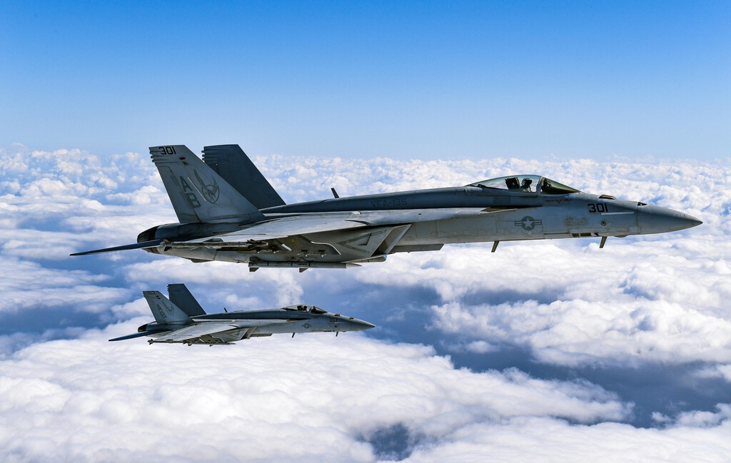 La Marina de EEUU quiere modernizar sus F/A-18 con sensores que cuestan 16 millones cada uno. No resisten 40 horas sin dar fallos