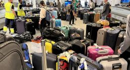 Llevamos años atando cintas a las maletas para identificarlas en el aeropuerto. Sus empleados advierten que es una pésima idea