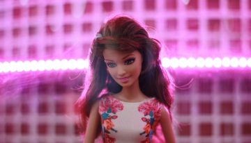 Los juguetes del futuro incluirán IAs para poder interactuar con nosotros: Barbie y OpenAI ya dan pasos en esa dirección