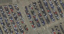 Los coches son cada vez más grandes y las plazas no crecen. Hay quien tiene una solución: el parking 'espina de pez'