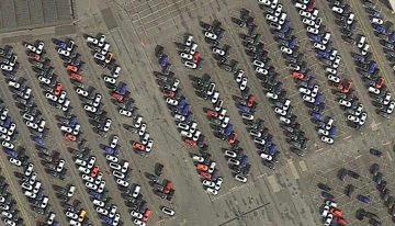 Los coches son cada vez más grandes y las plazas no crecen. Hay quien tiene una solución: el parking 'espina de pez'