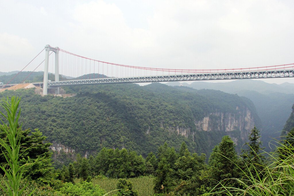 China quiso ser la reina de los trenes de alta velocidad. Así que construyó todos los puentes más largos del mundo