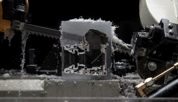 Un Lamborghini descuartizado y una cafetera fileteada con un sólo objetivo: convertirlos en arte
