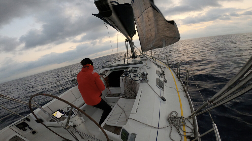 “Vi que no había apps para navegación, así que las hice yo”: así empezó el viaje de Alejandro entre Apple y el mar. Ahora ha conseguido hacer una travesía entre Barcelona y Menorca con un barco cargado de tecnología 