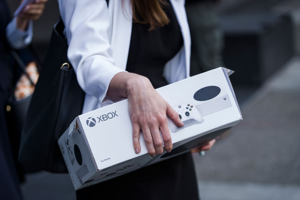 CDATA[
Microsoft se alista para anunciar una nueva ronda de despidos masivos en su división de Xbox , de acuerdo con fuentes internas citadas por Bloomberg. Este ajuste sería el cuarto en apenas 18 meses dentro del negocio de juegos de la compañía y se produciría antes de que concluya su año fiscal, el próximo 30 de junio. La reestructuración responde a la presión de la cúpula de Microsoft para mejorar los márgenes de beneficio de Xbox tras la multimillonaria adquisición de Activision Blizzard en 2023. Con un precio cercano a los 70.000 millones de dólares, la compra convirtió a Xbox en el mayor editor de contenido de videojuegos del mundo, pero elevó también las expectativas de ingresos y rentabilidad.
![