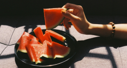 Cada verano vuelve la misma creencia: cenar fruta engorda. La realidad es más complicada