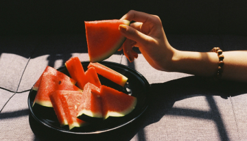 Cada verano vuelve la misma creencia: cenar fruta engorda. La realidad es más complicada