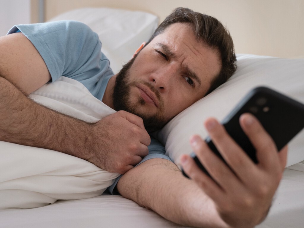 Cargo mi iPhone fuera del dormitorio para levantarme antes. La ciencia confirma que también me ayuda a ser más feliz 