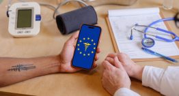 El sencillo trámite que te puede librar de un susto en vacaciones: así puedes llevar en tu iPhone la Tarjeta Sanitaria Europea